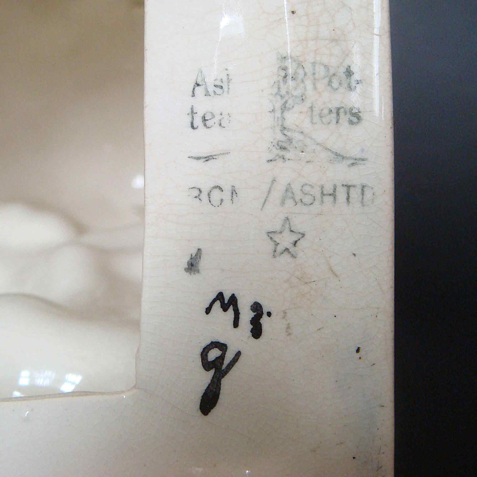 Ashtead Potters M3 Monkey and Baby